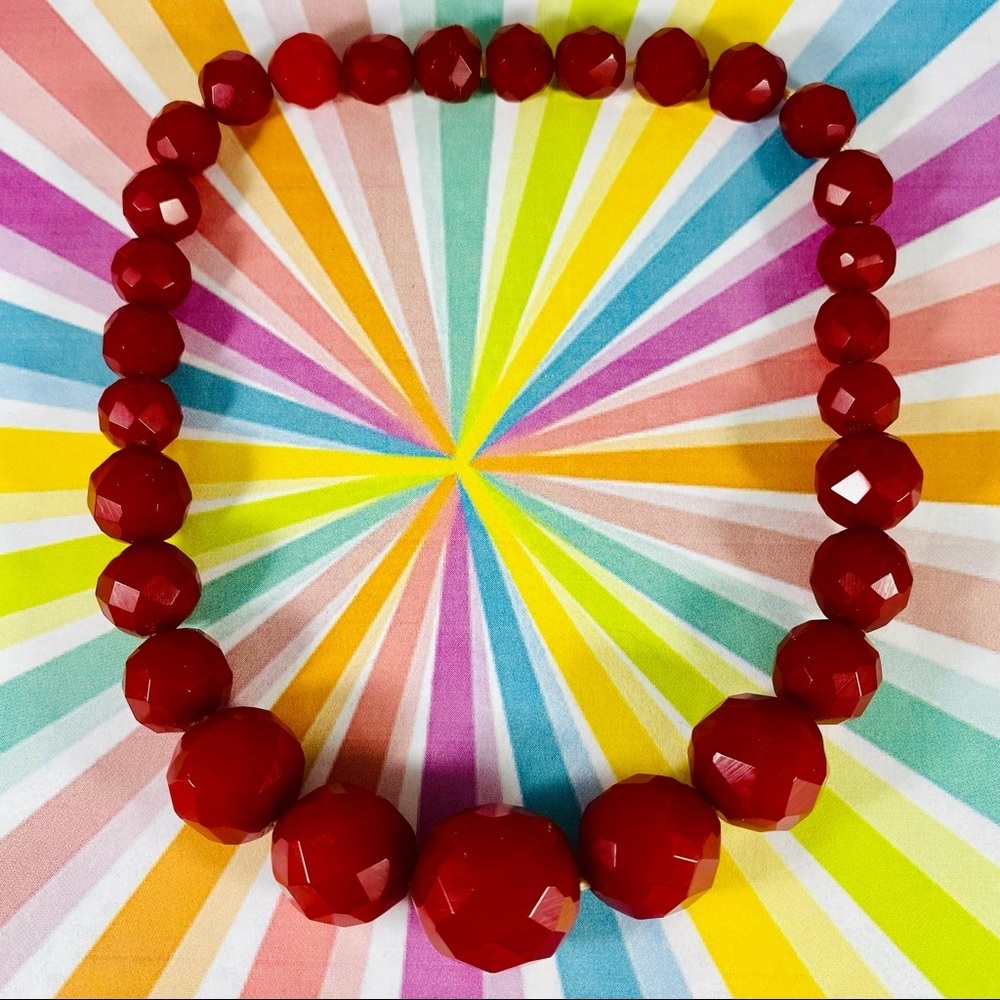 Vintage red Bakelite graduated bead necklace with wood screw closure